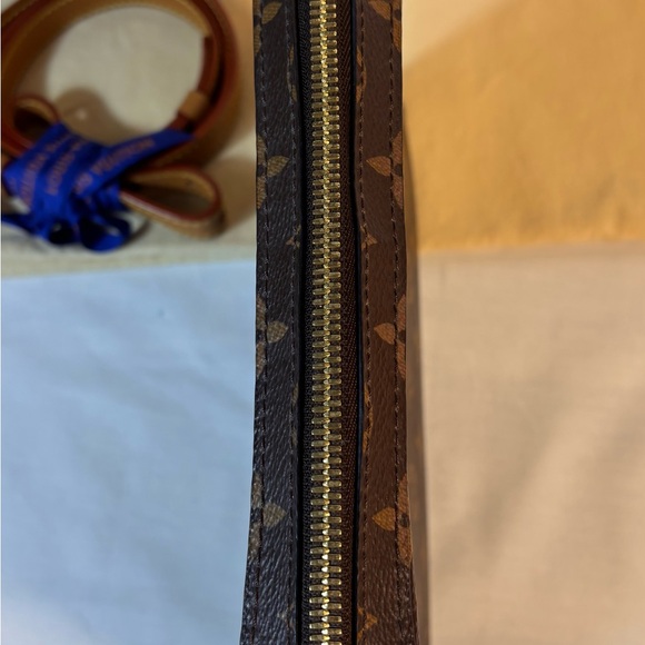 Beautiful Louis Vuitton Soft Trunk Monogram Messenger - Picture 4 of 16